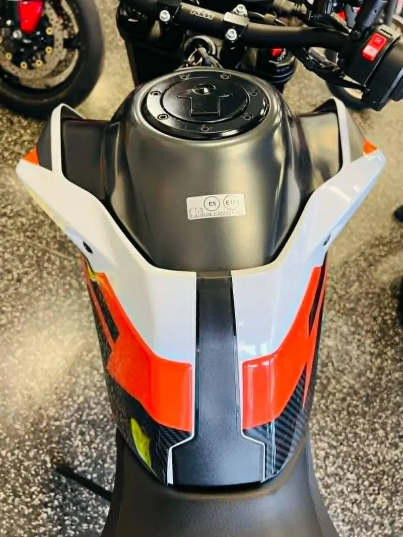 KTM 890 Duke R (2021) (14)