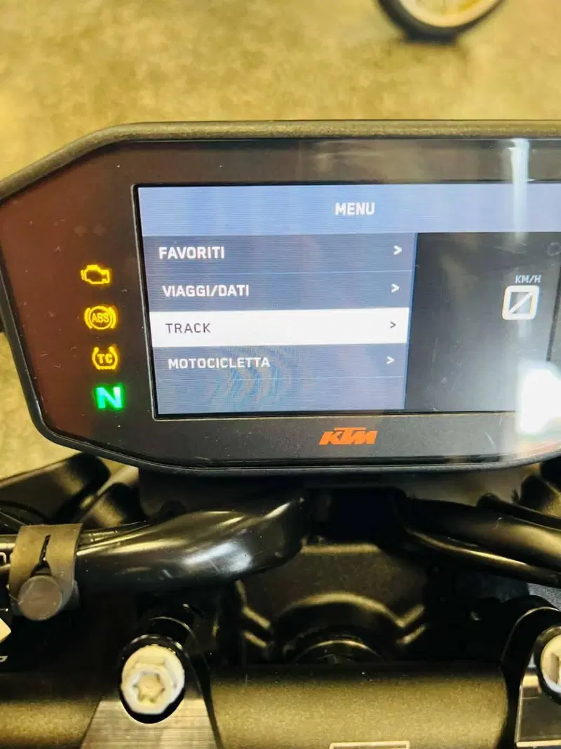 KTM 890 Duke R (2021) (15)