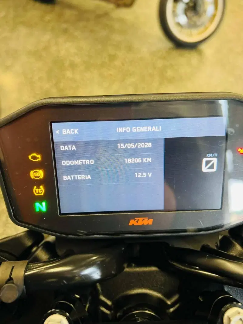 KTM 890 Duke R (2021) (16)
