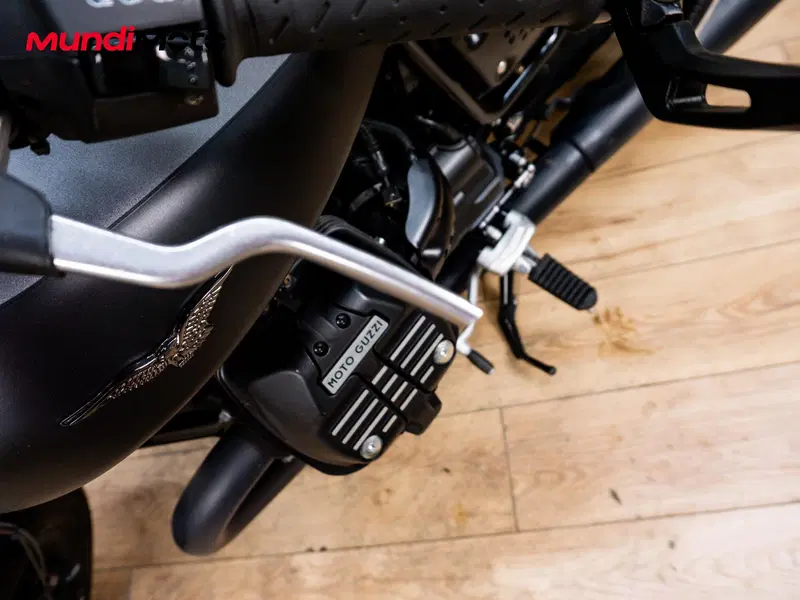 Moto Guzzi V9 Bobber (2021 - 25) (13)