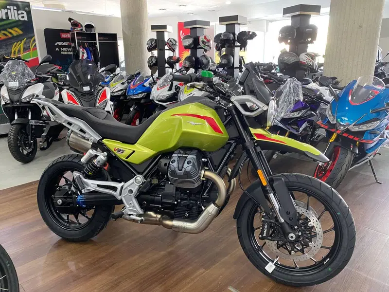 Moto Guzzi V85 Strada (2024 - 26) (2)