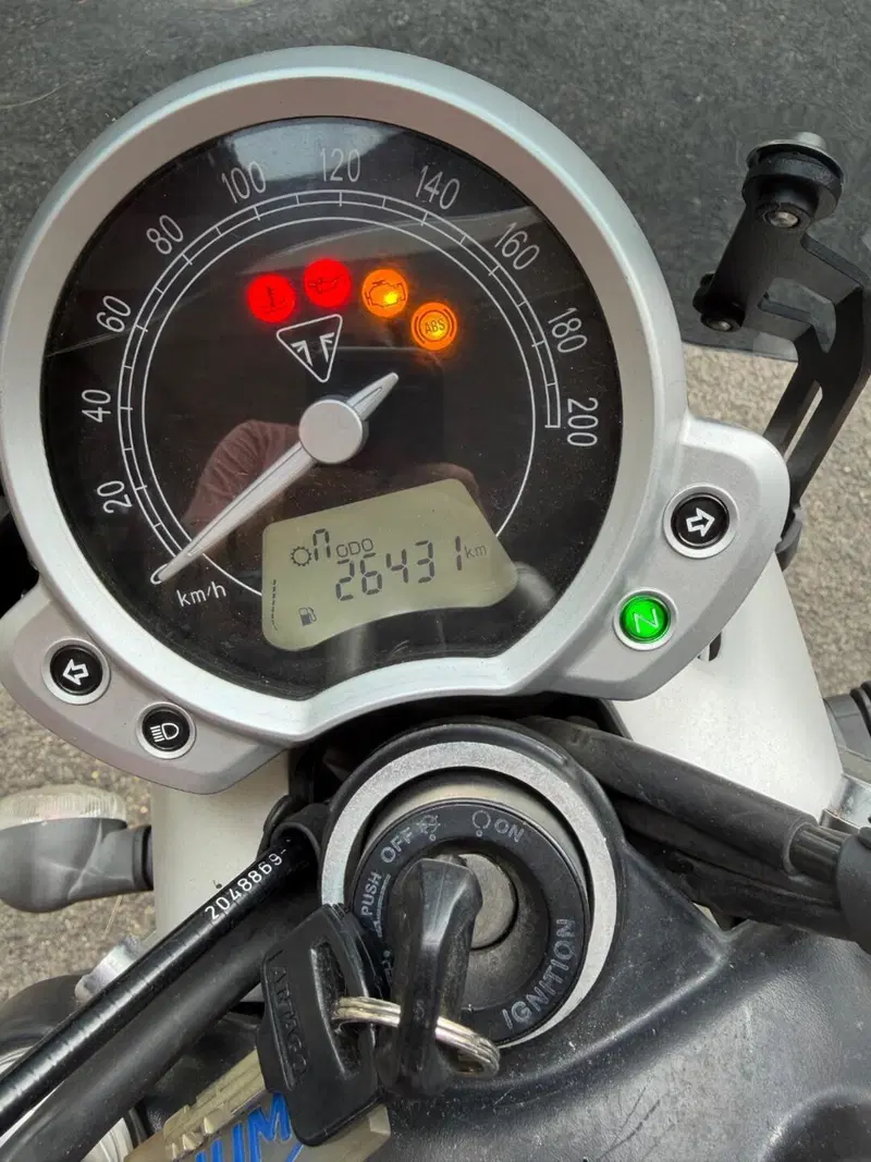 Triumph Street Twin 900 (2017 - 18) (7)