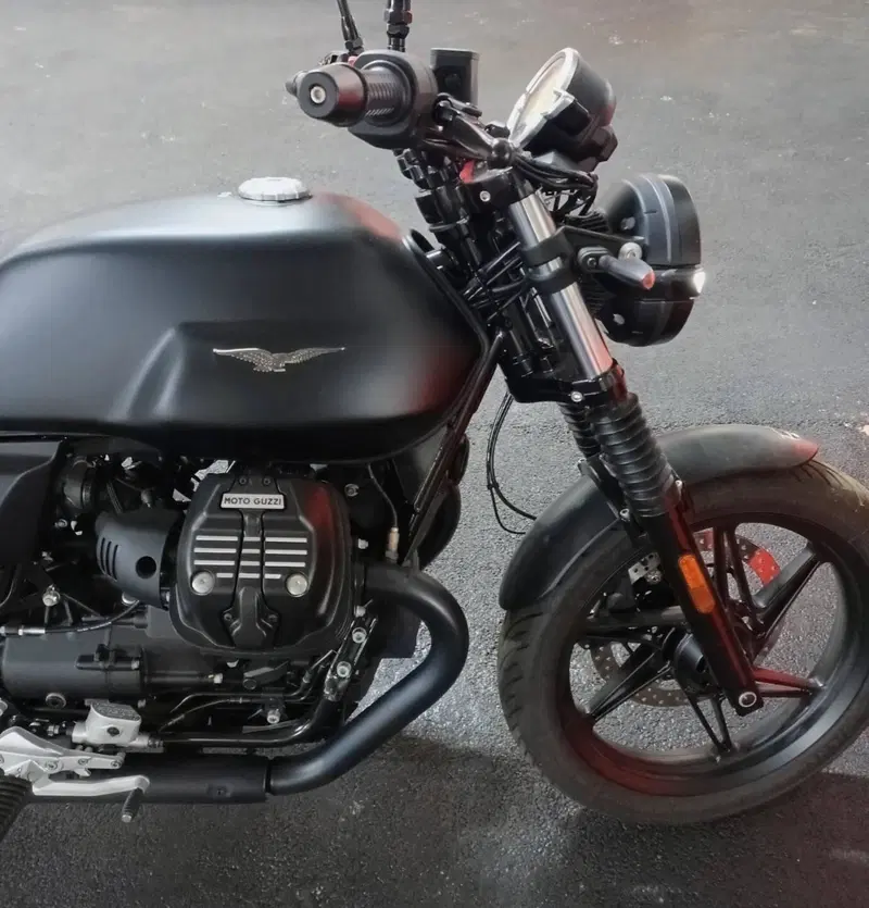 Moto Guzzi V7 Stone (2025 - 26)