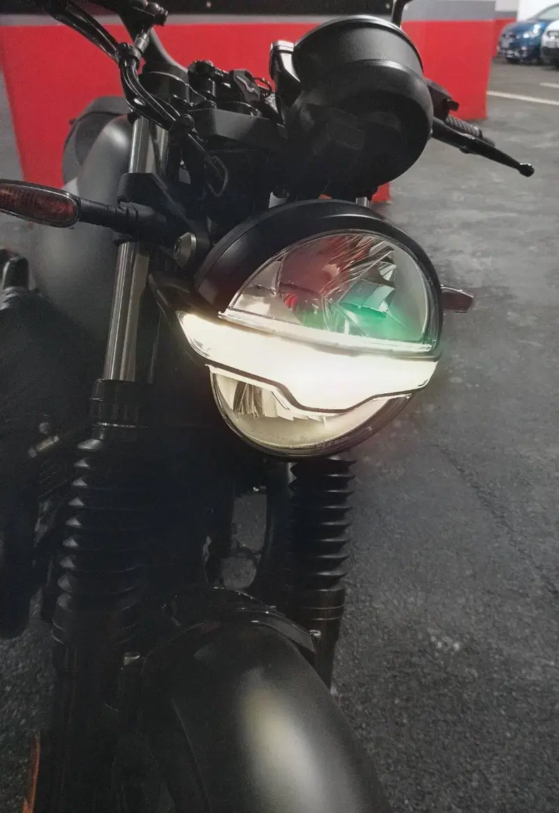Moto Guzzi V7 Stone (2025 - 26) (2)