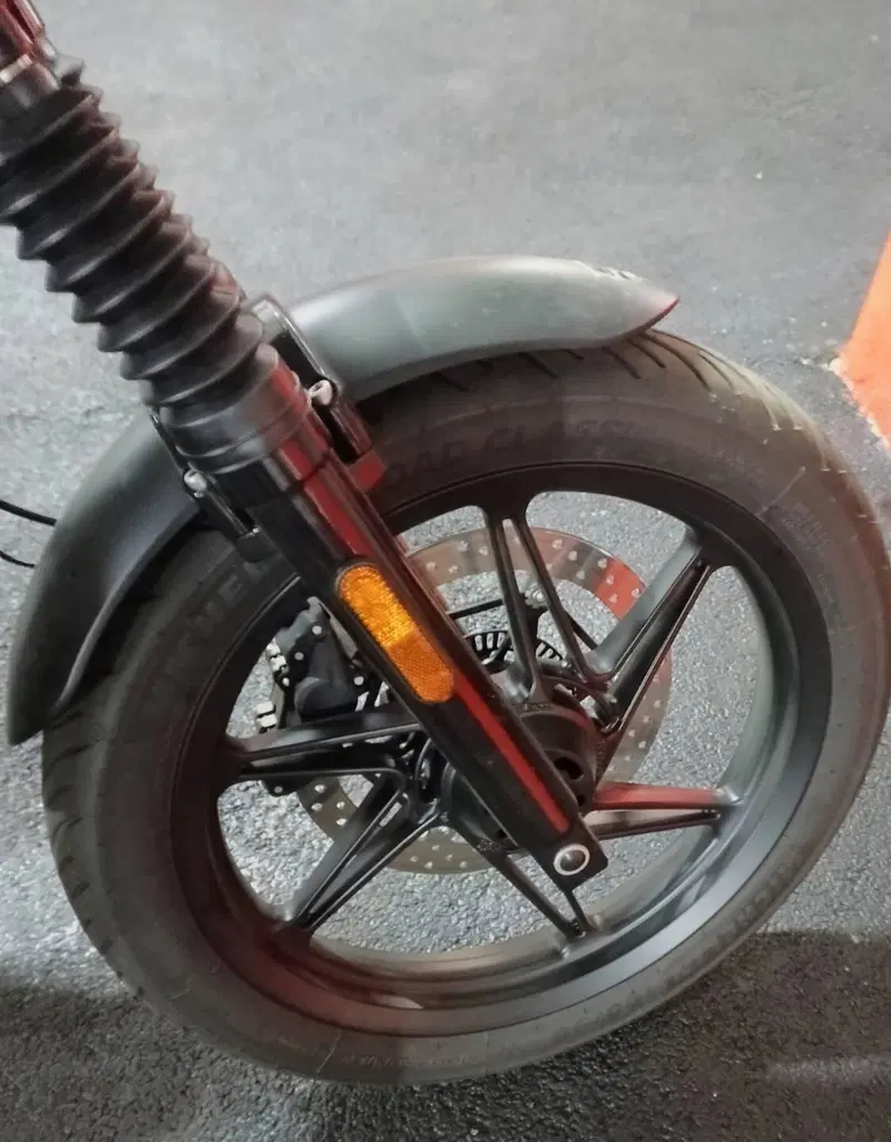Moto Guzzi V7 Stone (2025 - 26) (4)