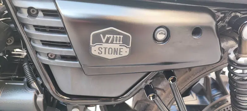 Moto Guzzi V7 III Stone (2017 - 20) (2)