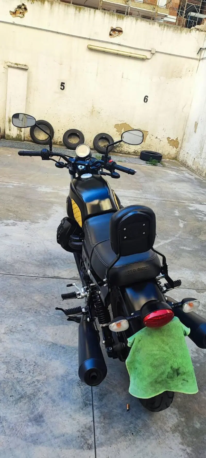 Moto Guzzi V7 III Stone (2017 - 20) (4)