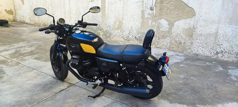 Moto Guzzi V7 III Stone (2017 - 20) (7)