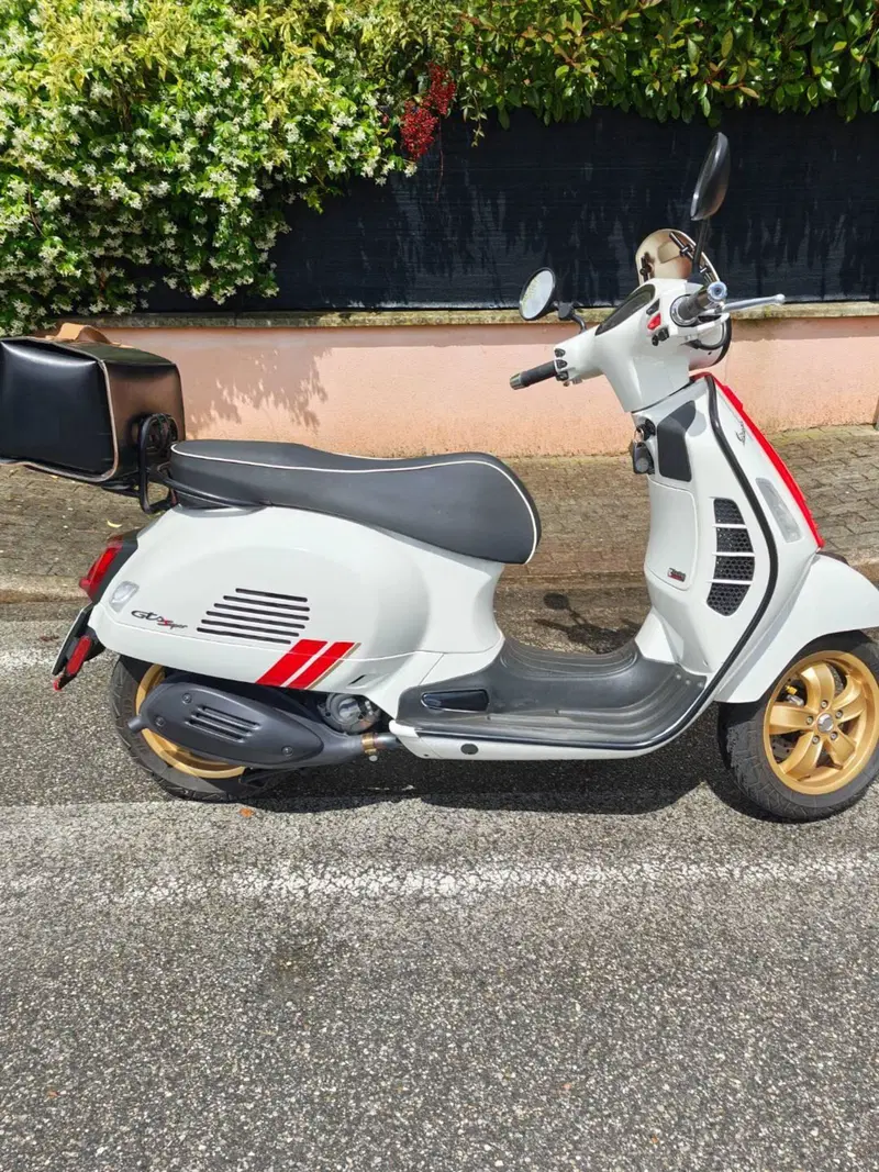 Vespa GTS 300 Super Racing Sixties Hpe (2021 - 22) (3)