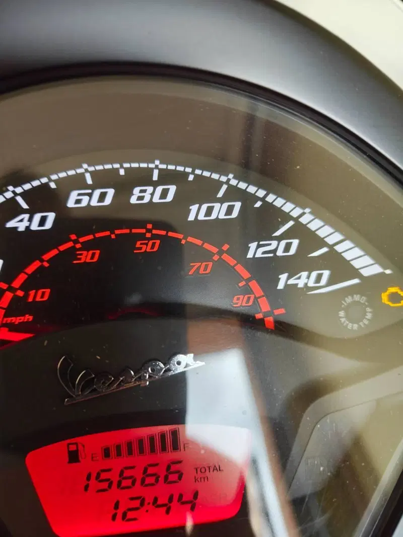 Vespa GTS 300 Super Racing Sixties Hpe (2021 - 22) (5)