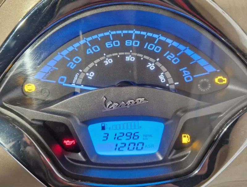 Vespa GTS 300 (2017 - 18) (5)