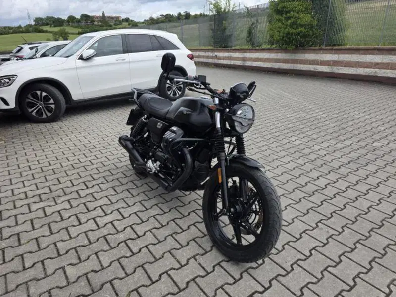 Moto Guzzi V7 Stone (2021 - 24) (2)