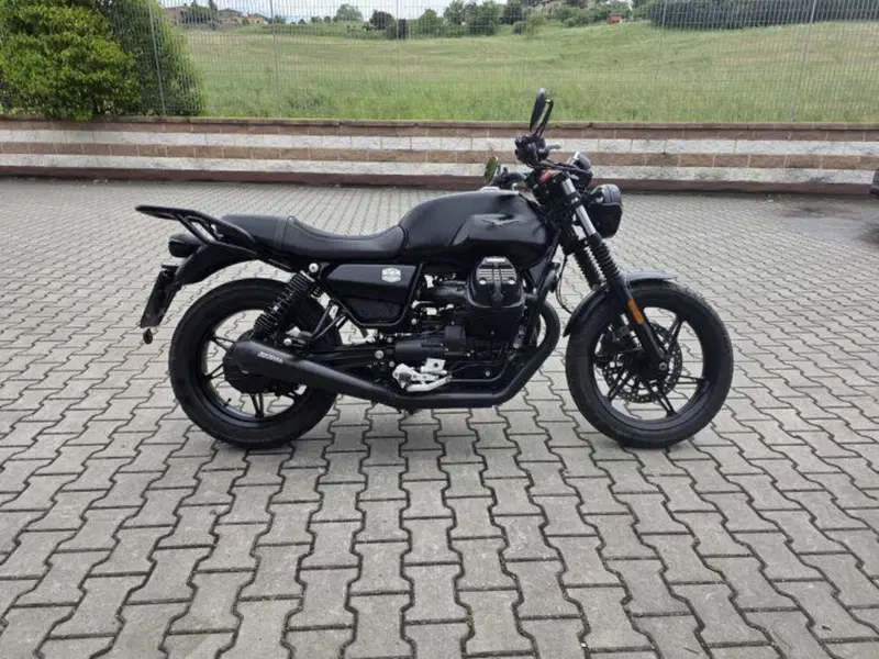 Moto Guzzi V7 Stone (2021 - 24) (3)
