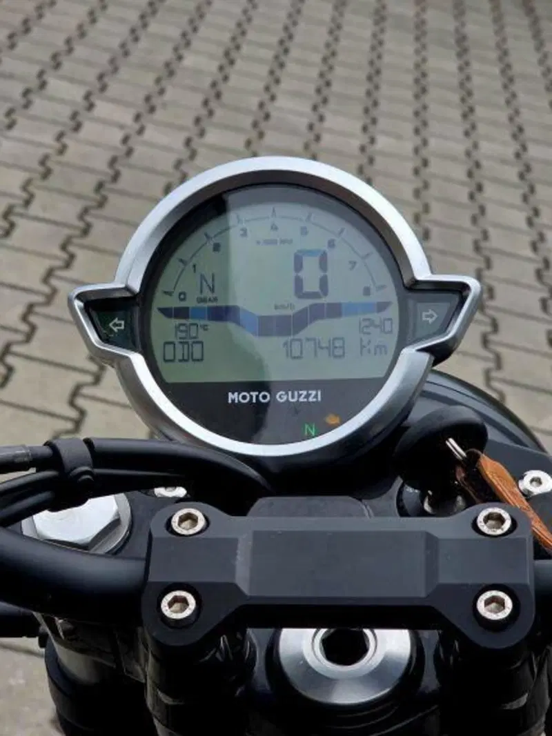 Moto Guzzi V7 Stone (2021 - 24) (7)