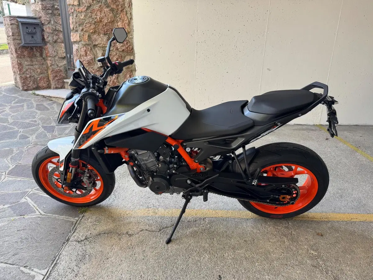 KTM 890 Duke R (2021) (2)
