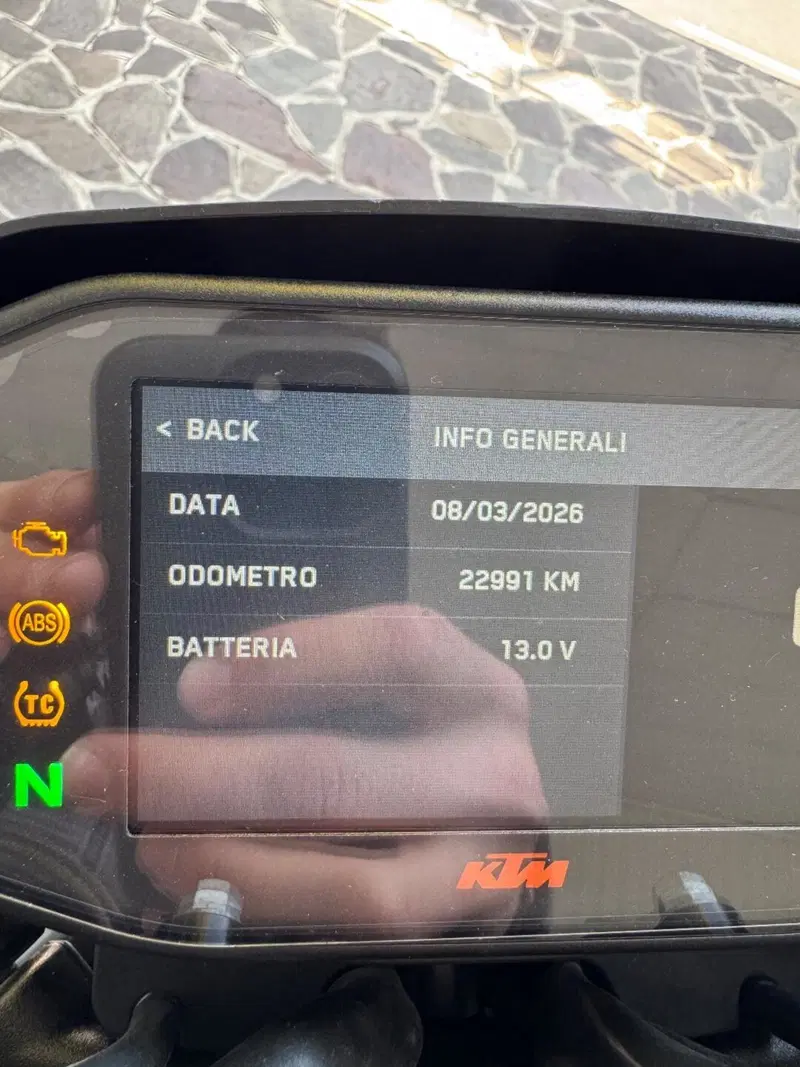 KTM 890 Duke R (2021) (6)