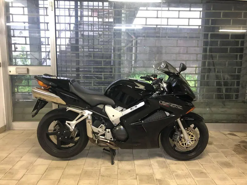 Honda VFR 800 (2002 - 05) (4)