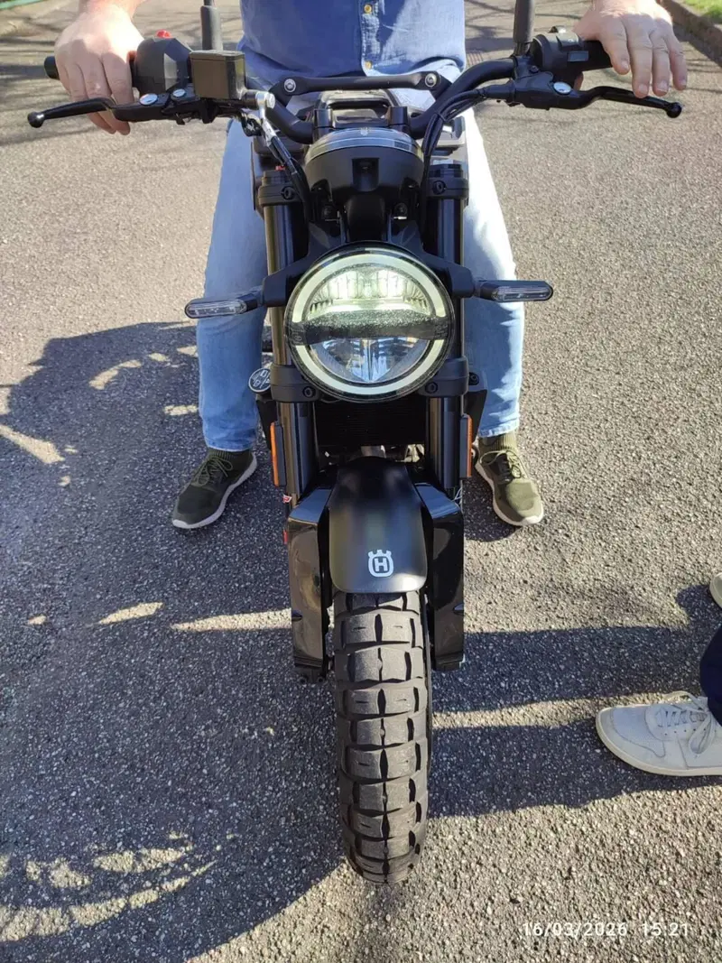 Husqvarna Svartpilen 401 (2021 - 23) (8)