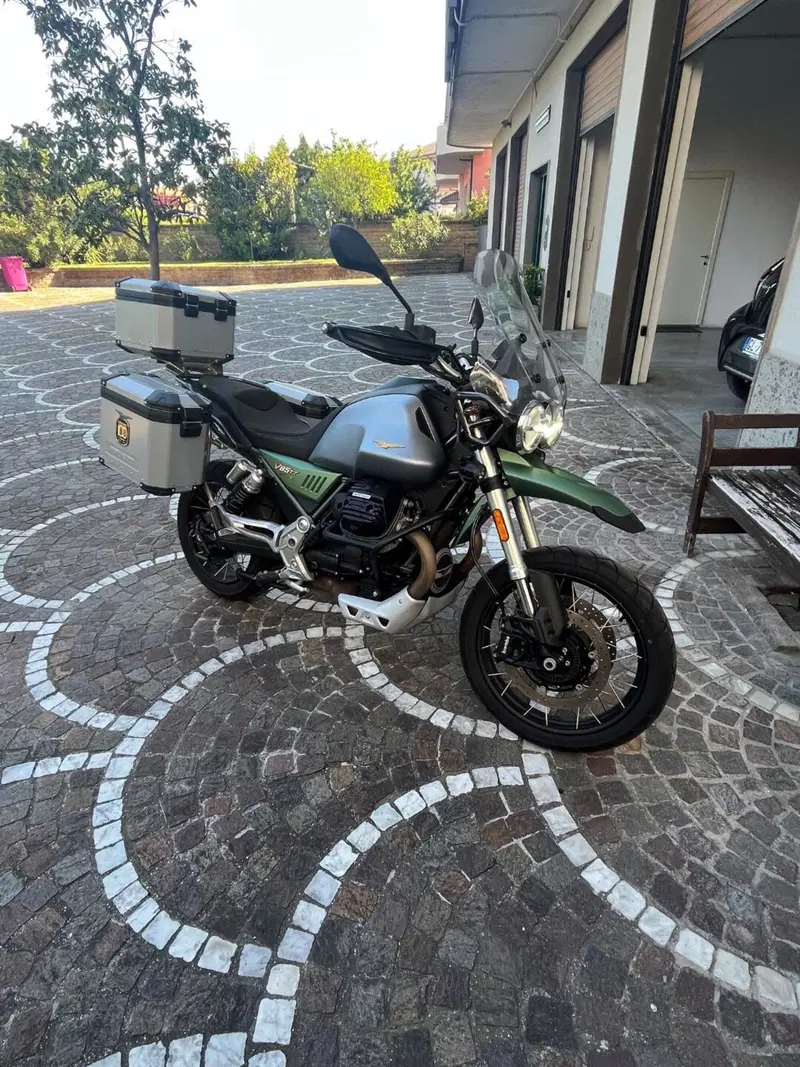 Moto Guzzi V85 TT Centenario (2021 - 22)