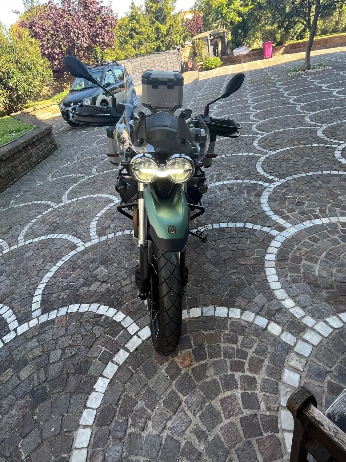 Moto Guzzi V85 TT Centenario (2021 - 22) (2)