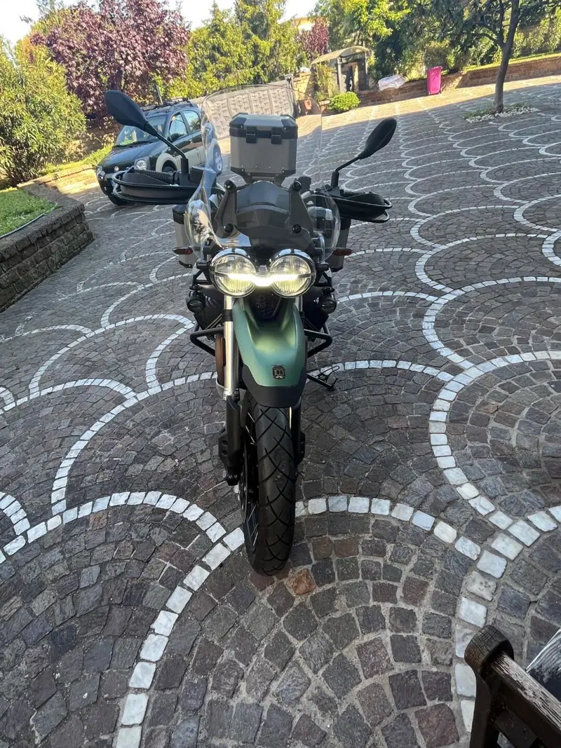 Moto Guzzi V85 TT Centenario (2021 - 22) (2)
