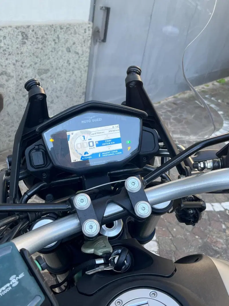 Moto Guzzi V85 TT Centenario (2021 - 22) (3)