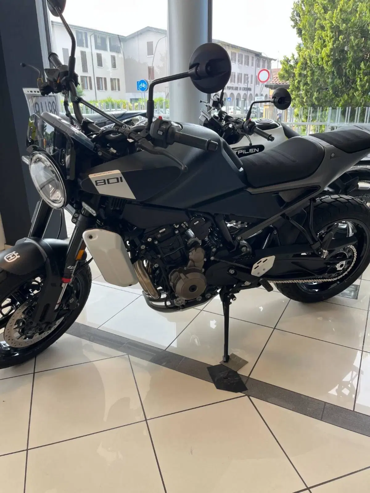 Husqvarna Svartpilen 801 L (2025 - 26) (2)