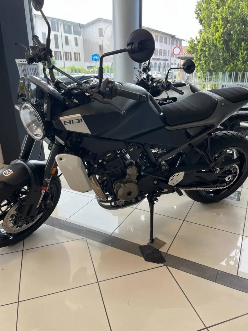 Husqvarna Svartpilen 801 L (2025 - 26) (2)