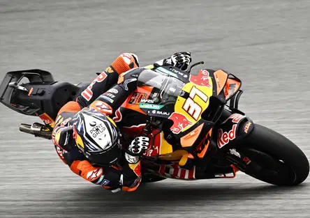 Pista senza grip, la pole è di Pedro Acosta, sorpresa: 2° Morbidelli, indietro Aprilia e Bagnaia [CLASSIFICA]