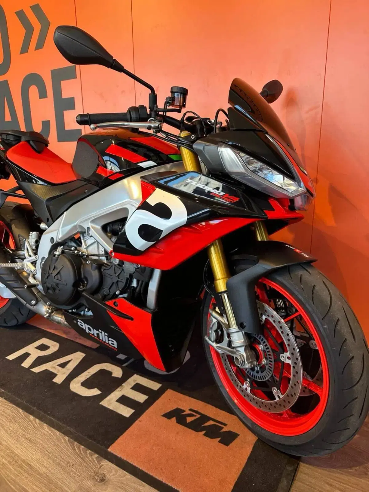 Aprilia Tuono V4 Factory (2021 - 24) (2)