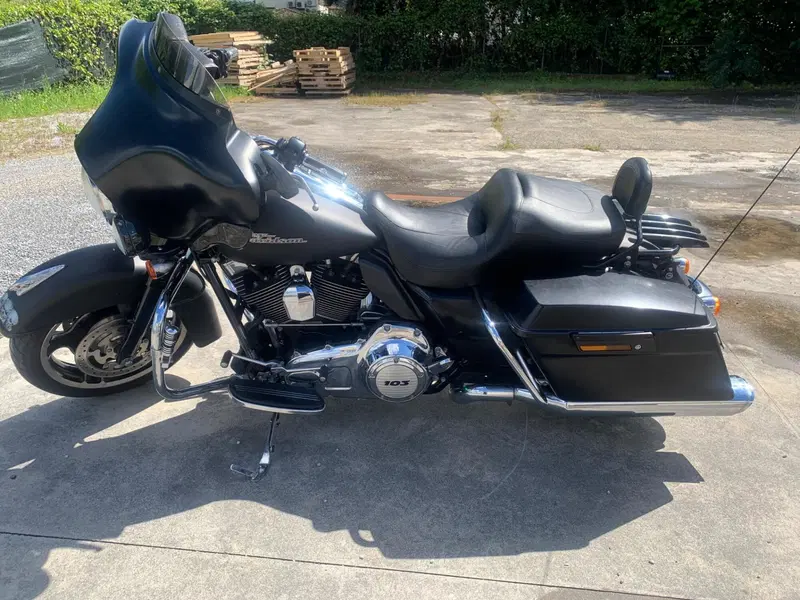 Harley-Davidson 1690 Street Glide (2011 - 13) - FLHX (2)