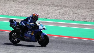 MotoGP 2026. GP di Catalunya. Sprint, vince il pi&ugrave; veloce: &Aacute;lex M&aacute;rquez, ma che Pedro Acosta! 3&deg; Fabio Di Giannantonio, a terra Jorge Mart&iacute;n, in difficolt&agrave; Marco Bezzecchi [CLASSIFICA]