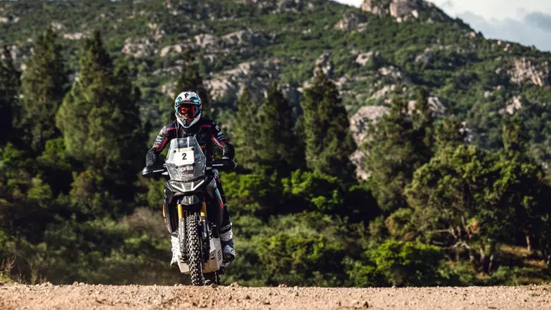 Sardegna Rally Raid. Day2: Jacopo Cerutti, Aprilia, Pietro Degiacomi, KTM, al comando del Rally, del Raid TT e della prima di Motorally