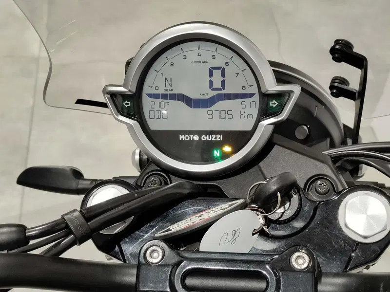 Moto Guzzi V7 Stone (2021 - 24) (3)