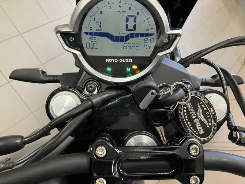 Moto Guzzi V7 Stone (2021 - 24) (2)