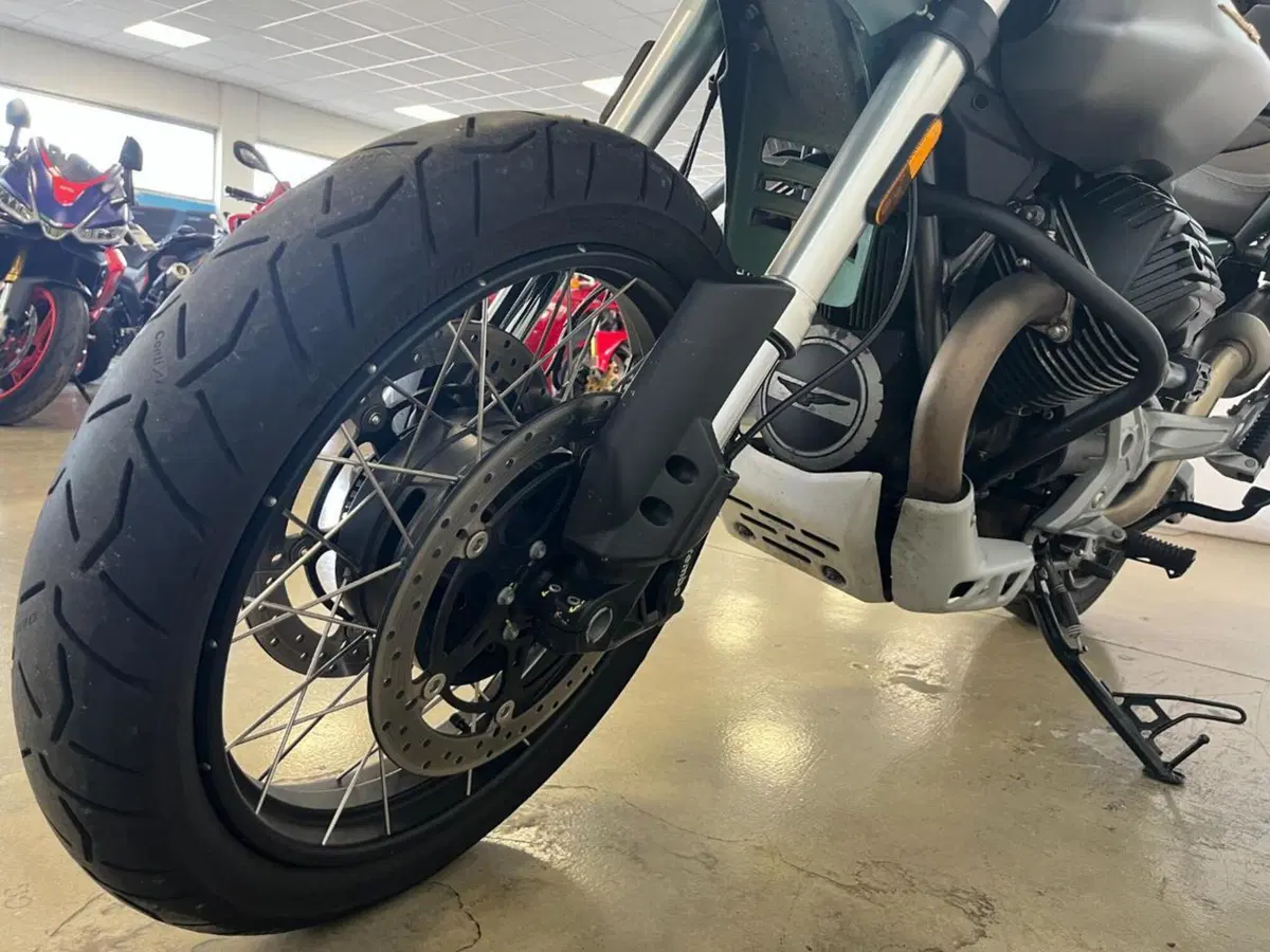 Moto Guzzi V85 TT Centenario (2021 - 22) (3)
