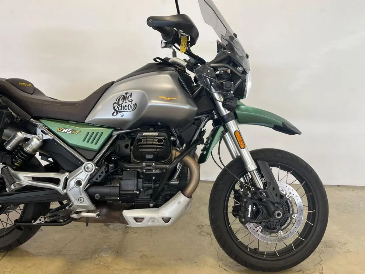 Moto Guzzi V85 TT Centenario (2021 - 22) (5)