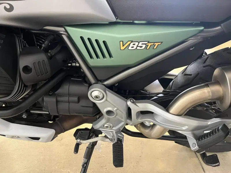 Moto Guzzi V85 TT Centenario (2021 - 22) (9)