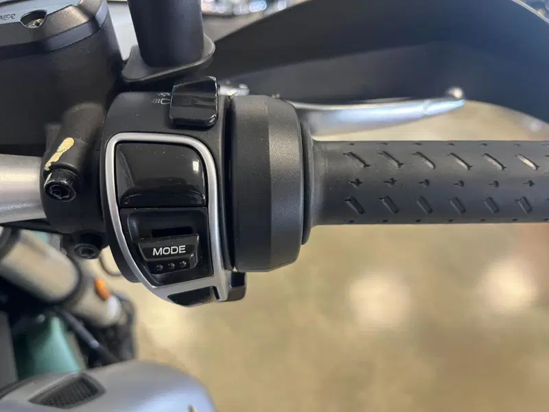 Moto Guzzi V85 TT Centenario (2021 - 22) (11)