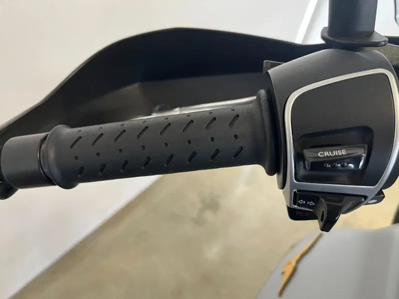 Moto Guzzi V85 TT Centenario (2021 - 22) (12)