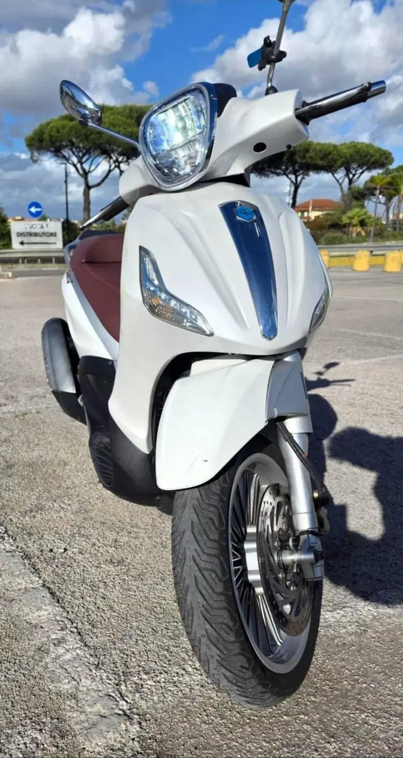 Piaggio Beverly 300 i.e. ABS-ASR (2016 - 20) (2)