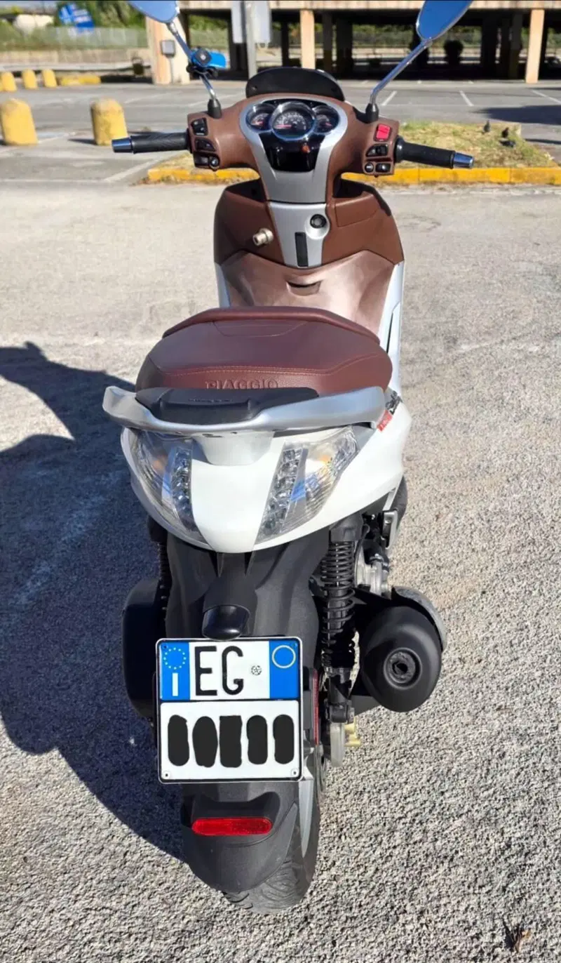 Piaggio Beverly 300 i.e. ABS-ASR (2016 - 20) (7)
