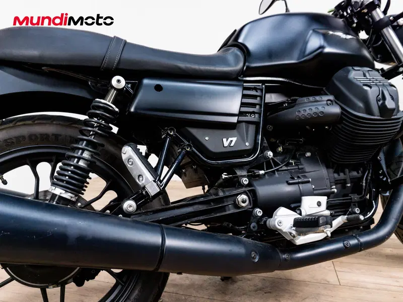 Moto Guzzi V7 III Stone (2017 - 20) (4)