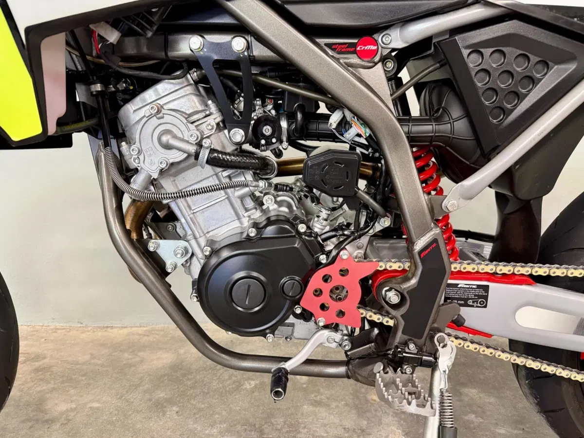 Fantic Motor Motard 125 Performance 4t (2020) (9)