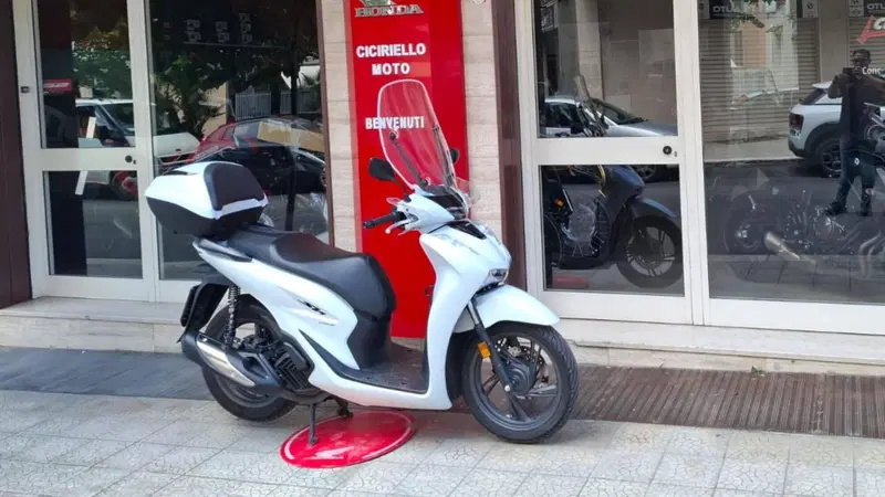 Honda SH 150i (2024 - 25) (6)