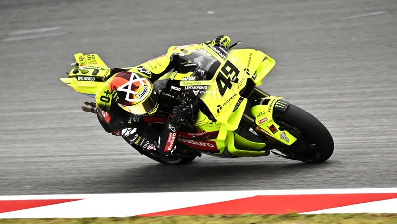 MotoGP 2026. GP di Catalunya. Due bruttissimi incidenti, due piloti in ospedale (&Aacute;lex M&aacute;rquez e Johann Zarco). Gara di 12 giri: vince Fabio Di Giannantonio poi Fermin Aldeguer e Pecco Bagnaia [CLASSIFICA e VIDEO]