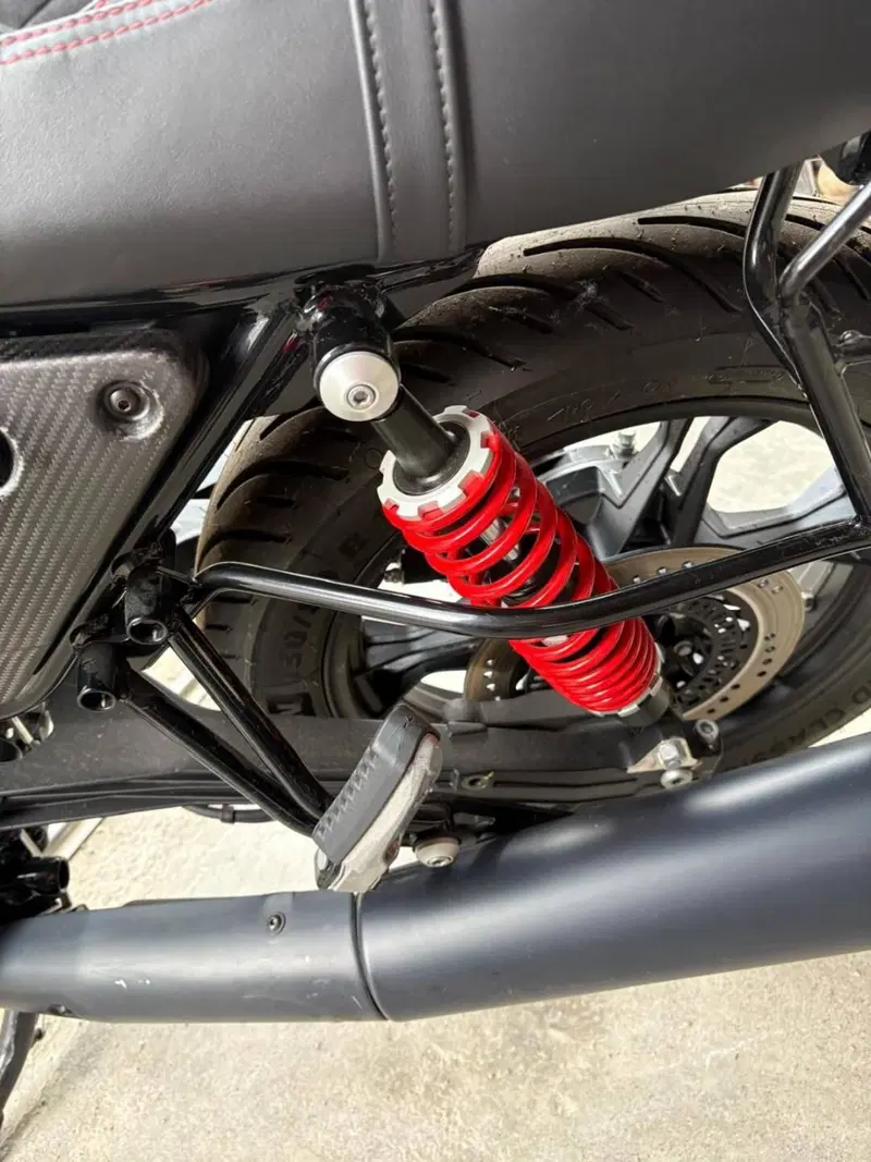 Moto Guzzi V7 III Carbon (2018 - 20) (4)