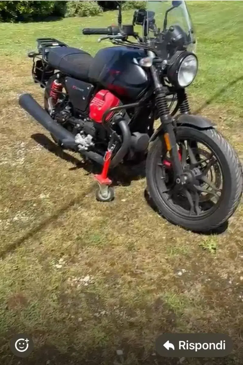 Moto Guzzi V7 III Carbon (2018 - 20) (2)