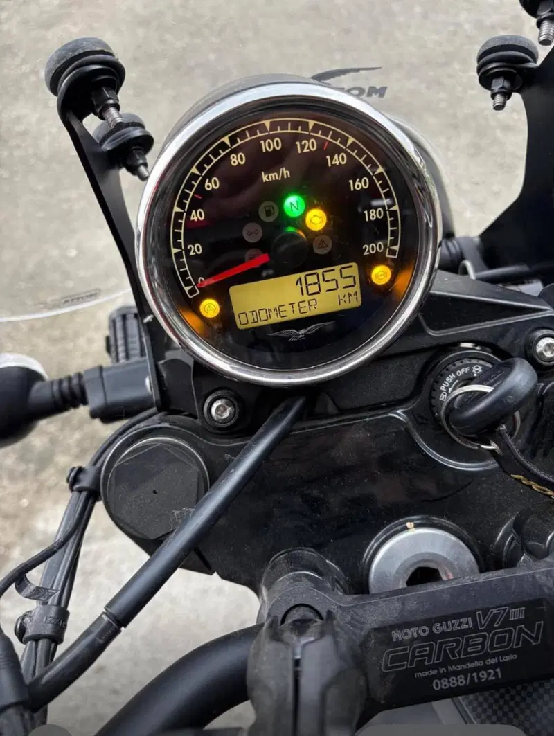 Moto Guzzi V7 III Carbon (2018 - 20) (3)