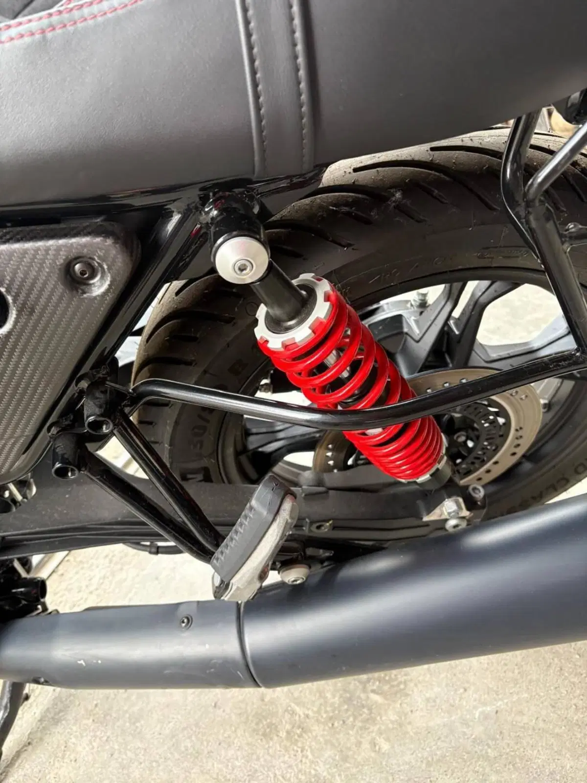 Moto Guzzi V7 III Carbon (2018 - 20) (4)